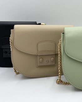 Cross body bag with gold chain - all